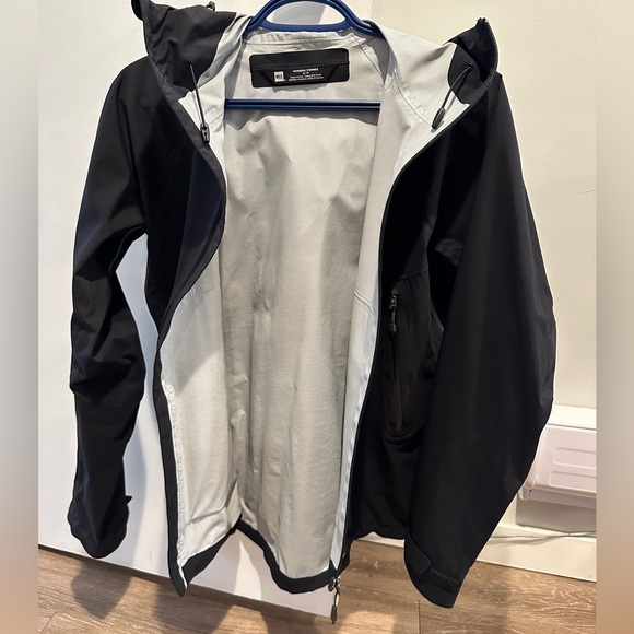 MEC Women’s Rain Jacket - Picture 3 of 5